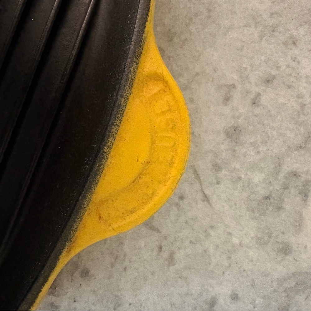 Le Creuset Yellow Skillet with handle sleeve - Picture 3 of 4